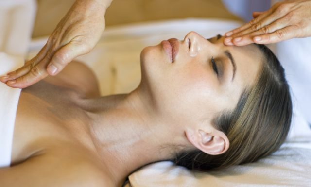 ZECE motive pentru care REIKI reprezinta o unealta cu ajutorul careia iti poti imbunatati relatiile din viata ta