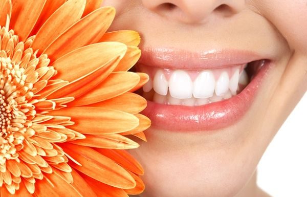 Cele DOUA simple modalitati holistice si necostisitoare prin care poti sa-ti albesti dantura
