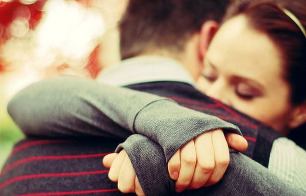 Cele NOUA motive pentru care ar trebui sa primesti si sa oferi imbratisari in fiecare zi