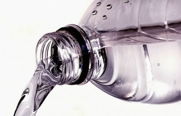 Pericolele ascunse de apa imbuteliata! Stiai ca…?