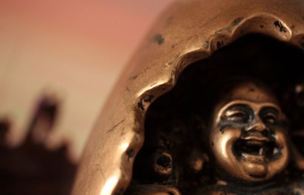 De ce rade Buddha?