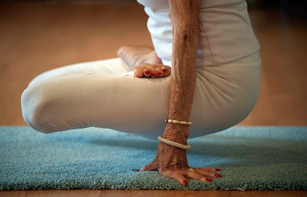 La 96 de ani uimeste lumea! Tao este cea mai in varsta profesoara de yoga din lume!