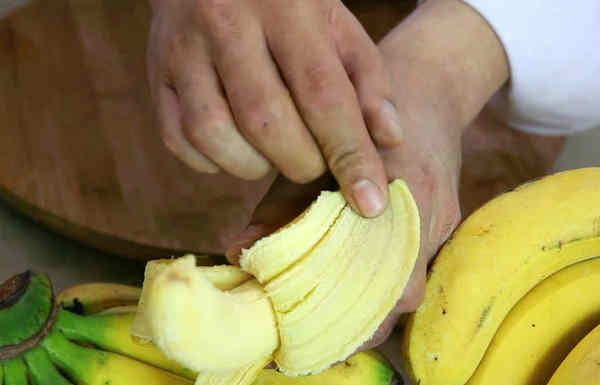 Iata de ce nu ar trebui sa arunci cojile de banane!
