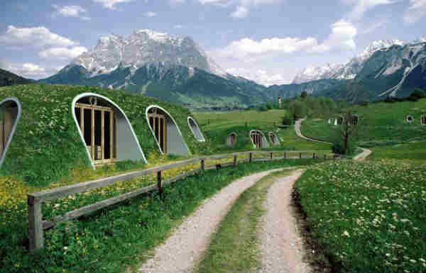 Aceste casute sunt desprinse din universul lui J. R. R. Tolkien – Constructia lor dureaza 3 zile si sunt superbe!