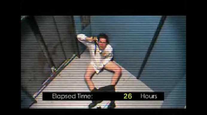 A ramas blocat in lift 41 de ore (Video)